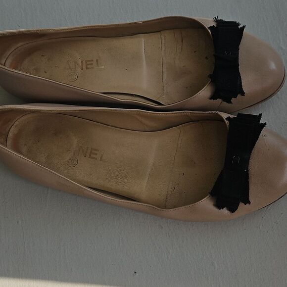 CHANEL Beige Women's Flats with Black Bow - Picture 4 of 12